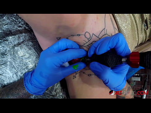 ❤️ Extremt tatuerade snyggingen Sully Savage fick en tatuering på sin klitoris ❤️ Högkvalitativ porr at us sv.analpics.ru ﹏